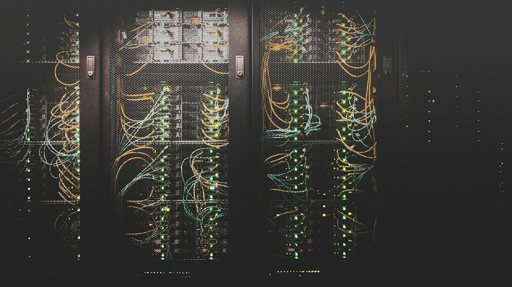 Ilustrasi rak server dan perangkat jaringan.